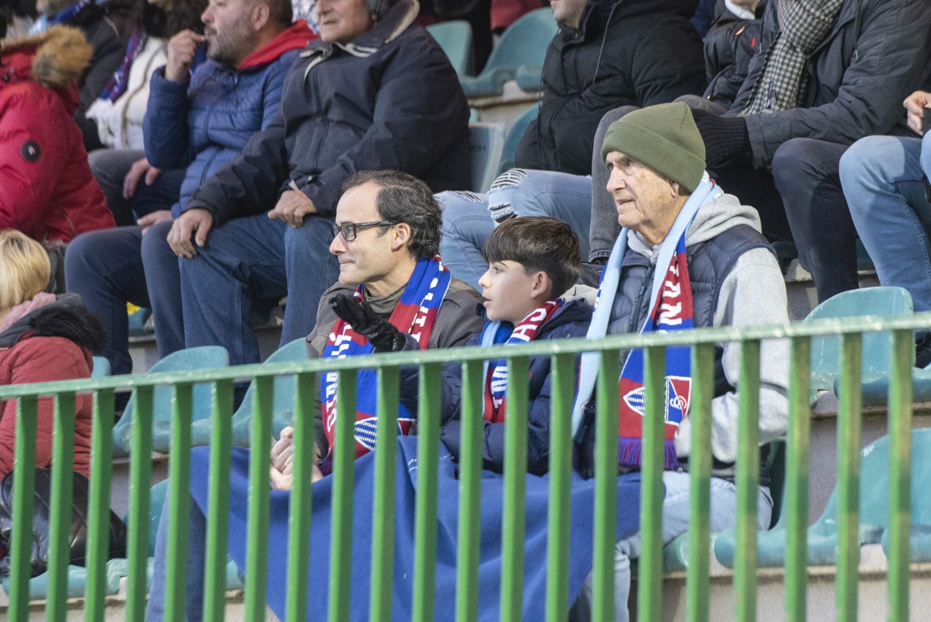 Búscate en las gradas de La Albuera durante el Segoviana vs Astorga
