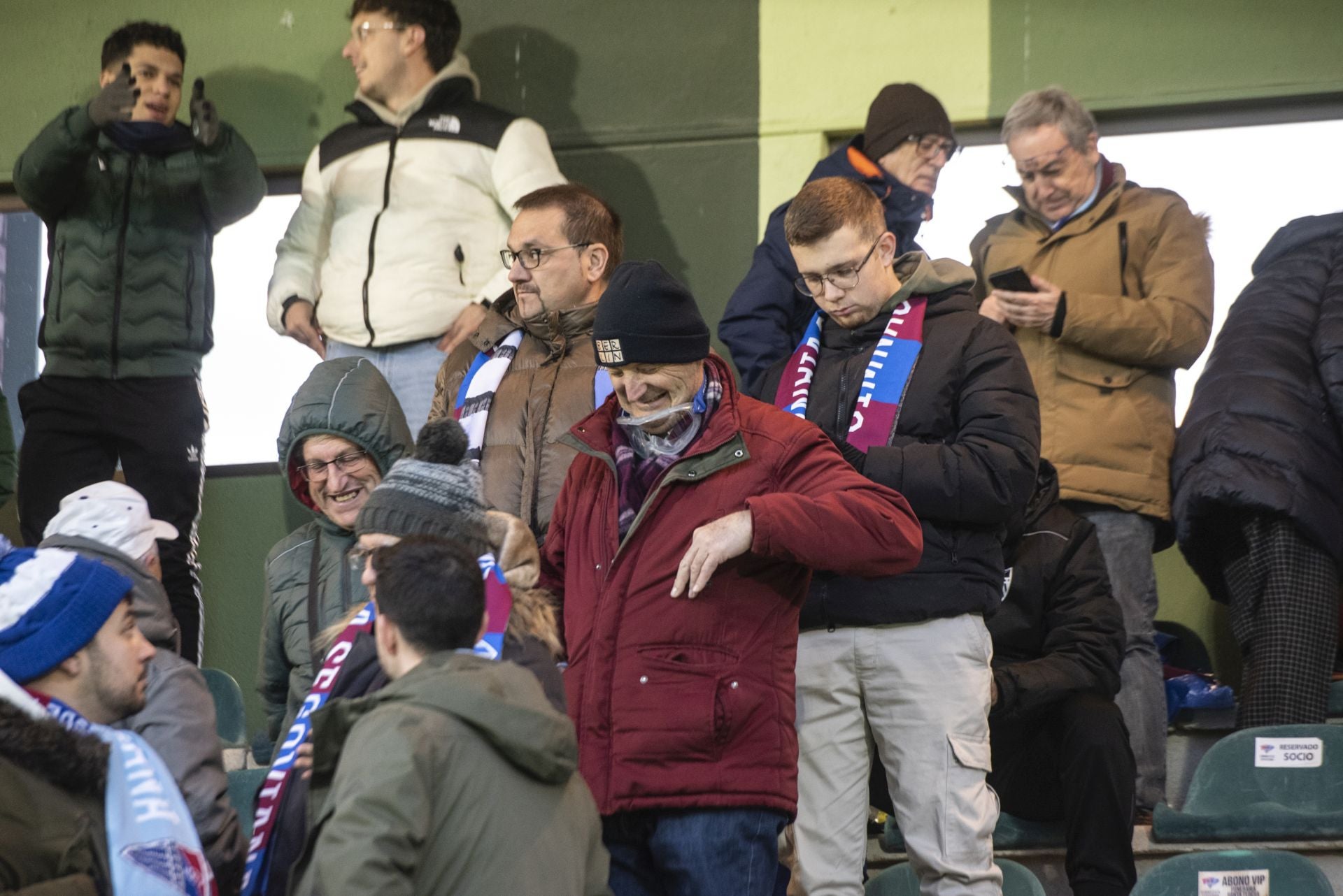 Búscate en las gradas de La Albuera durante el Segoviana vs Astorga