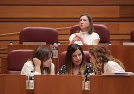 Las procuradoras socialistas Patricia Gómez, Nuria Rubio y Virginia Jiménez, durante el Pleno en el que se votó la ley de publicidad institucional.
