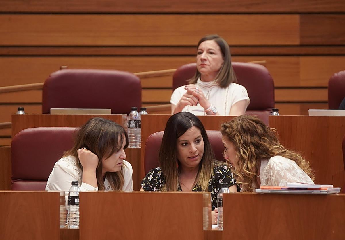 Las procuradoras socialistas Patricia Gómez, Nuria Rubio y Virginia Jiménez, durante el Pleno en el que se votó la ley de publicidad institucional.