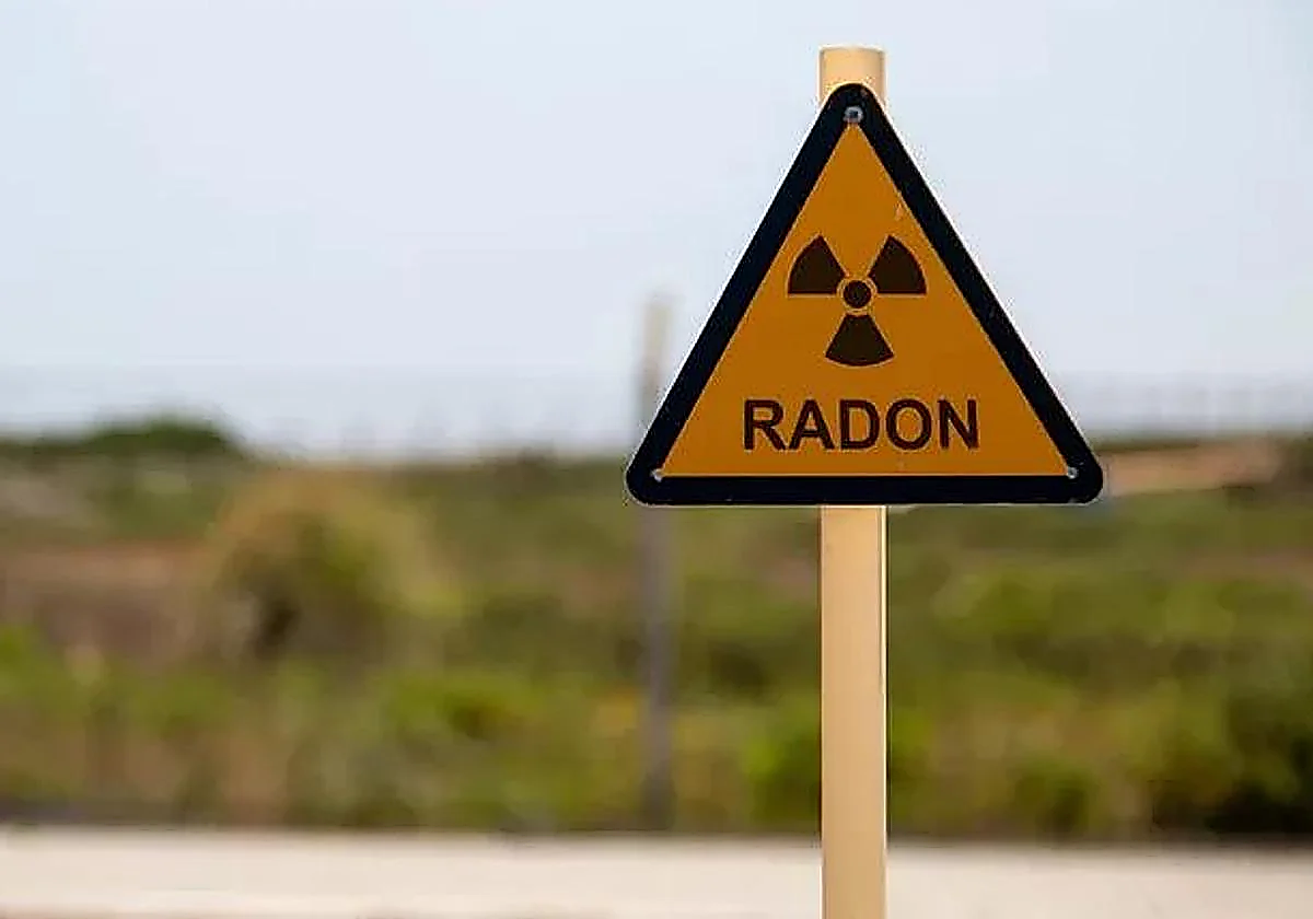 Una señal que advierte de la exposición al gas radón en una zona al aire libre.
