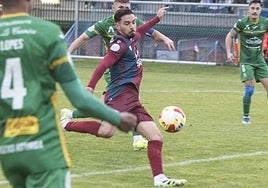 Ivo dispara a portería en una de las ocasiones más claras de la Segoviana.