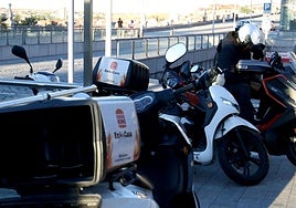 Motos usadas para el servicio de comida a domicilio aparcadas en Segovia.