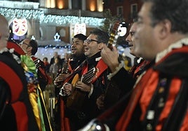Una tuna canta villancicos en Valladolid, en una imagen de archivo.