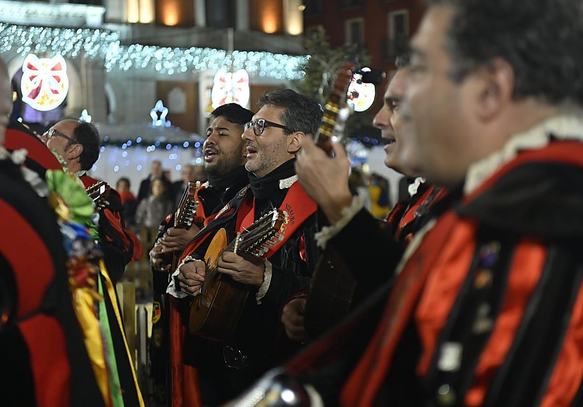 Una tuna canta villancicos en Valladolid, en una imagen de archivo.