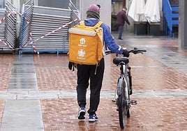 Poke bowl con atún, salmón, pepino, arroz y semillas de sésamo.