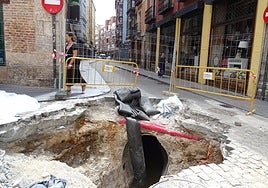 Una imagen de archivo del colector de aguas residuales de la calle Macías Picavea, en unas obras de aquavall.
