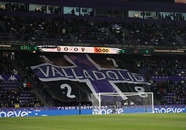 Tifo en las despobladas gradas de Zorrilla antes del último Real Valladolid-Málaga