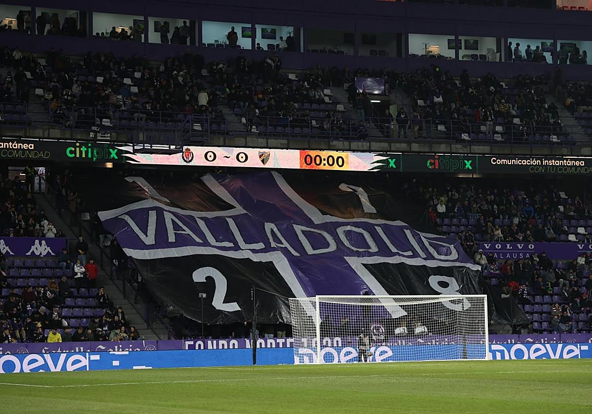 Tifo en las despobladas gradas de Zorrilla antes del último Real Valladolid-Málaga