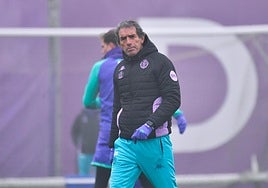 Guillermo Almada, durante el entrenamiento del Real Valladolid de este lunes en los Campos Anexos con Juanmi Latasa detrás