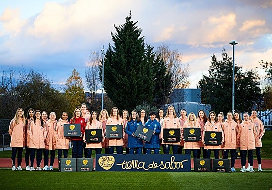 La selección femenina de fúlbol con los productos de Tierra de Sabor