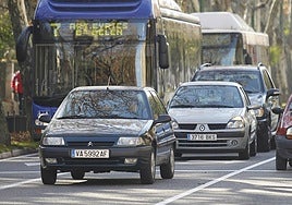 Coches circulando por las calles de Valladolid.