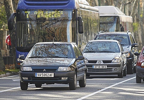 Coches circulando por las calles de Valladolid.