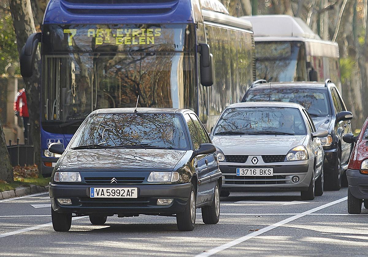 Coches circulando por las calles de Valladolid.
