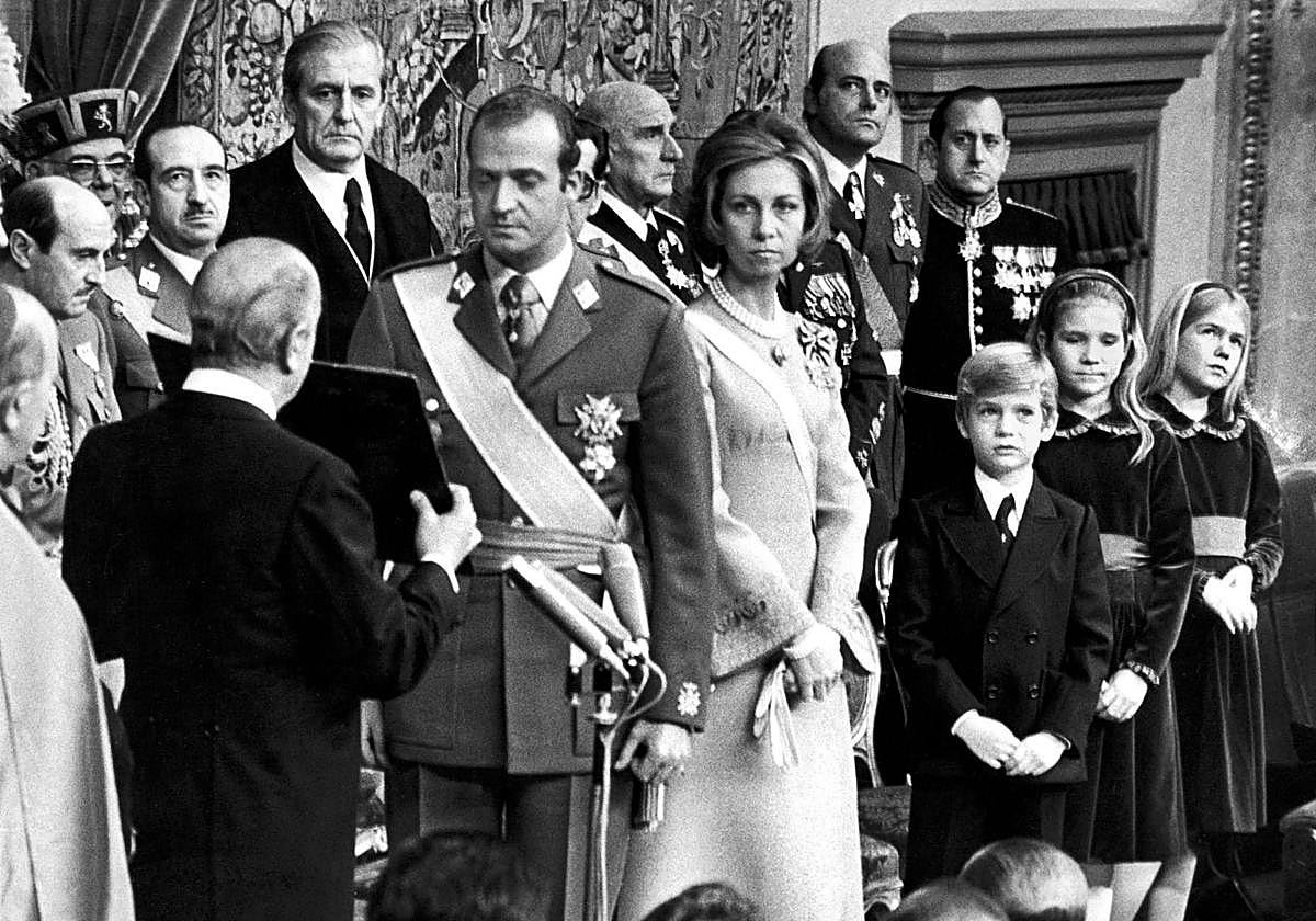 Juan Carlos de Borbón jura como Rey de España ante el presidente de las Cortes e1 22 de noviembre de 1975.