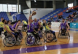 Rebote en una acción del encuentro entre vallisoletanos e insulares.