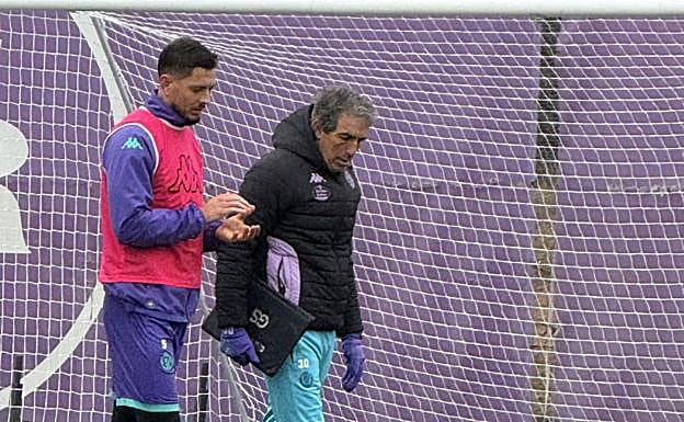 Guillermo Almada (derecha) charla con Javi Sánchez al término de la sesión en lso Anexos.