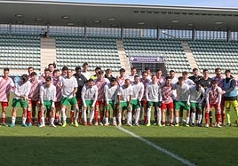 Jugadores de los combinados de Castilla y León y Andalucía posan juntos en La Balastera.