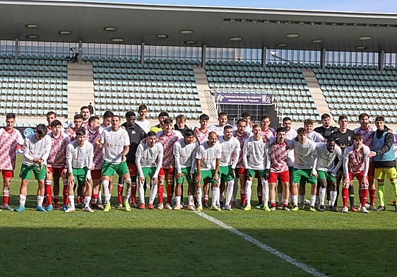 Jugadores de los combinados de Castilla y León y Andalucía posan juntos en La Balastera.