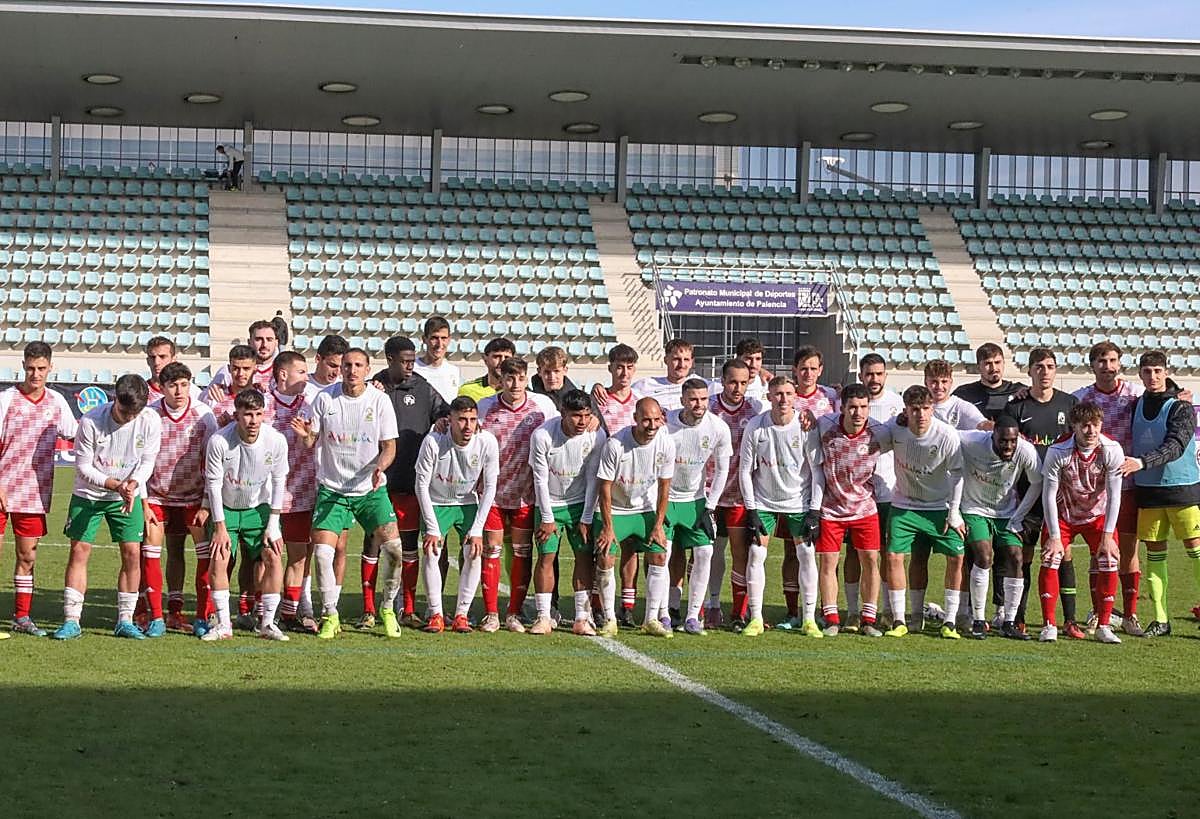 Jugadores de los combinados de Castilla y León y Andalucía posan juntos en La Balastera.