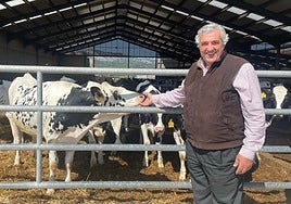 Joaquín Lorenzo en una de las granjas de Pascual.