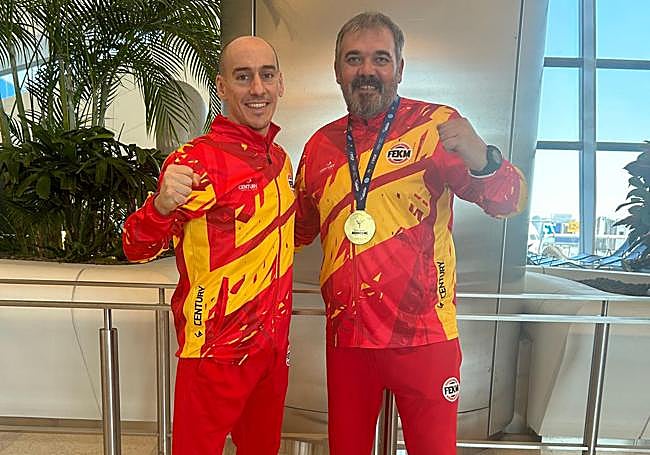 El entrenador, Roberto Coronas Rochas (izquierda), junto con el campeón mundial de parakickboxing P3, Óscar Gómez.