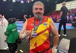 El vallisoletano Óscar Gómez con la medalla de oro ganada en el mundial de Abu Dhabi.