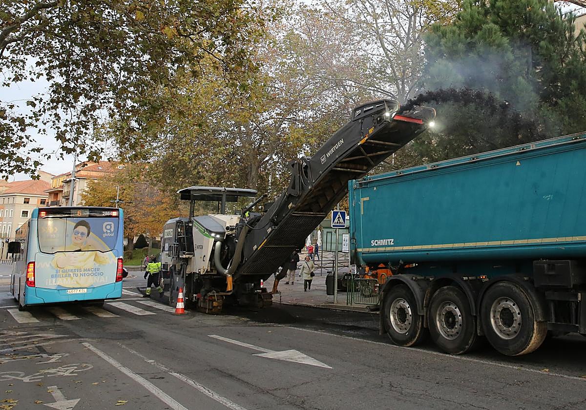 Trabajos en la calle 3 de Abril, ayer.
