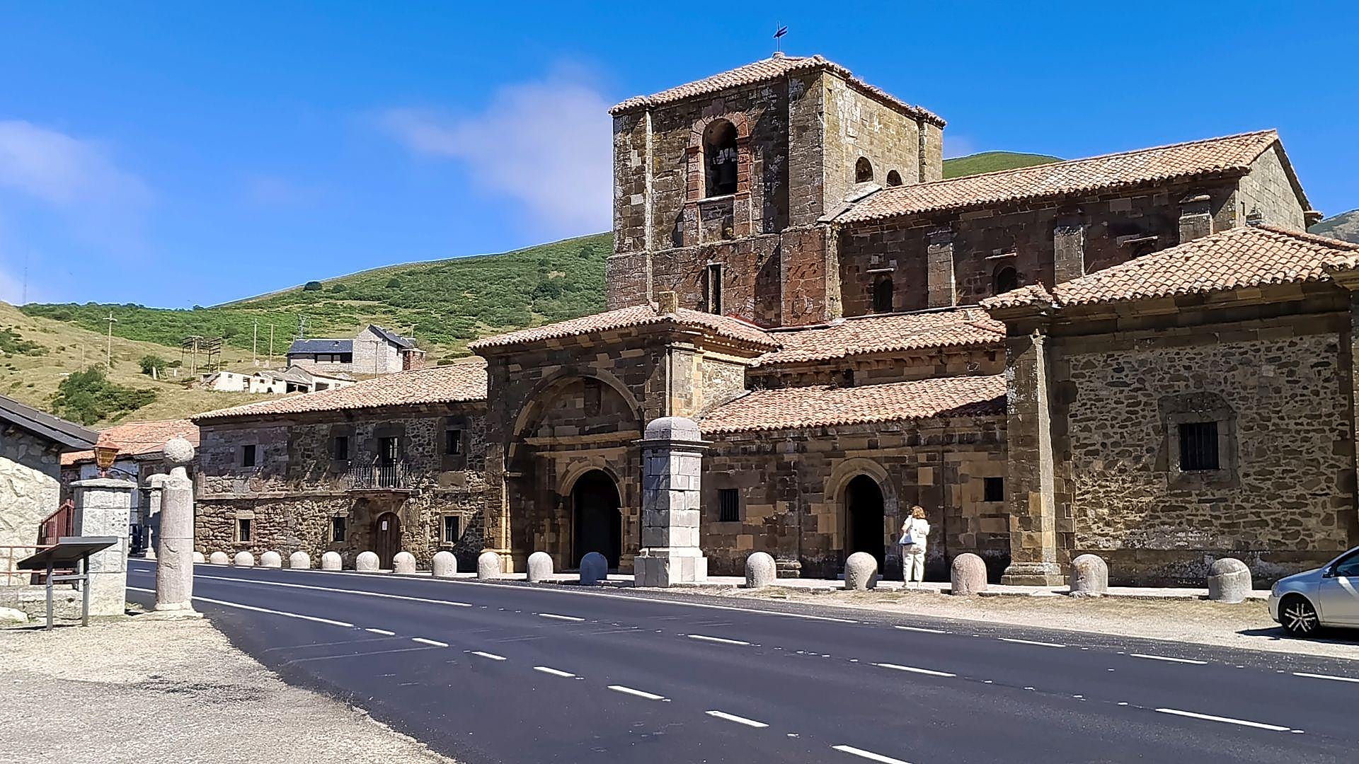 Colegiata de Arbas, enclavada en el límite entre León y Asturias.