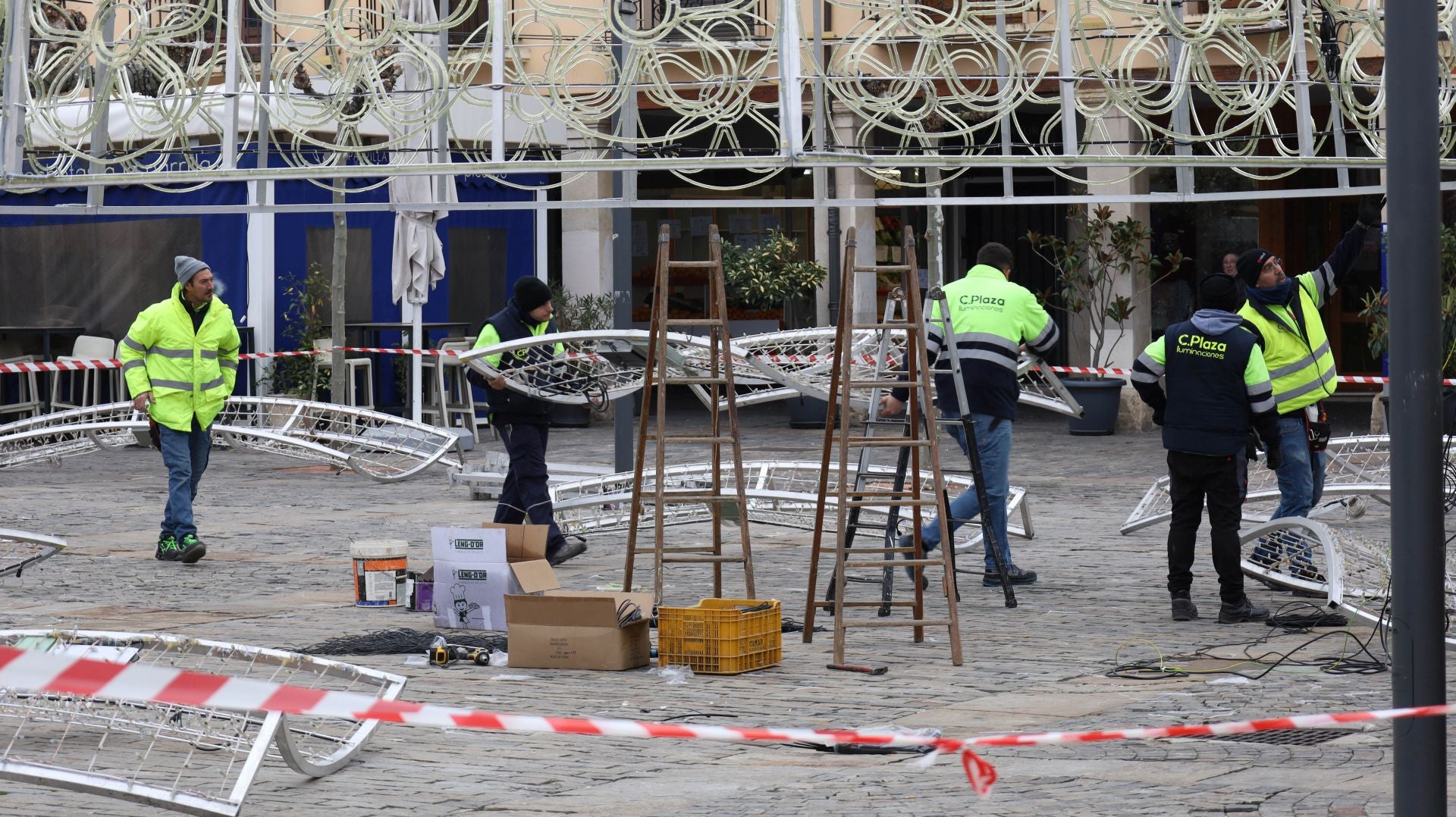 La Plaza Mayor de Palencia se prepara para la Navidad