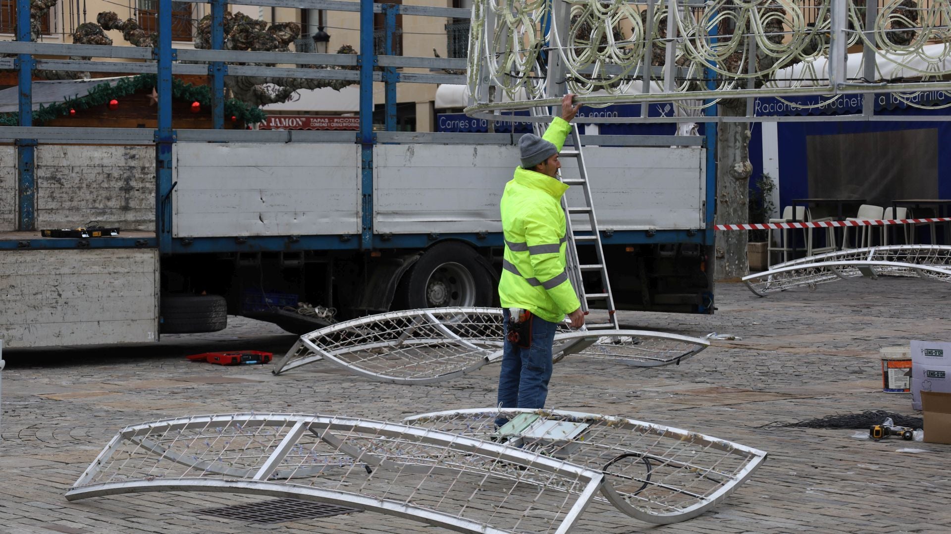 La Plaza Mayor de Palencia se prepara para la Navidad