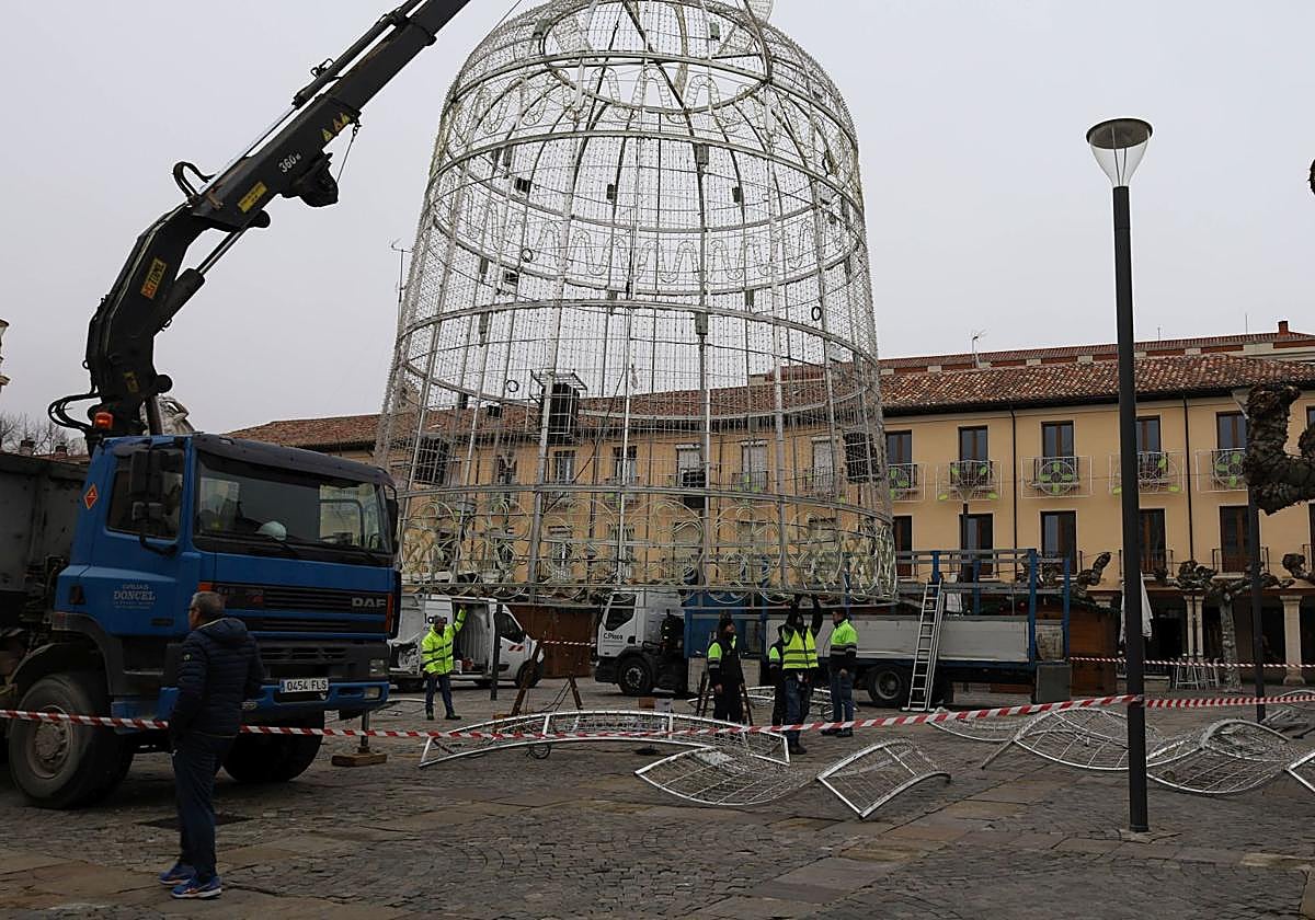 La Plaza Mayor de Palencia se prepara para la Navidad