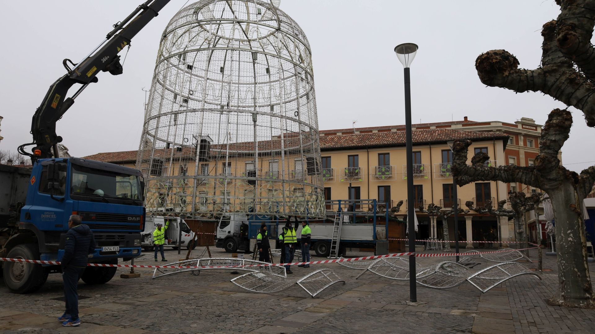La Plaza Mayor de Palencia se prepara para la Navidad