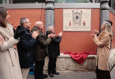 Una placa rinde homenaje en el Mercado del Val al gremio de joyeros
