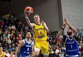 Tobías Borg se eleva hacia canasta en el partido de Suecia contra la República Checa.