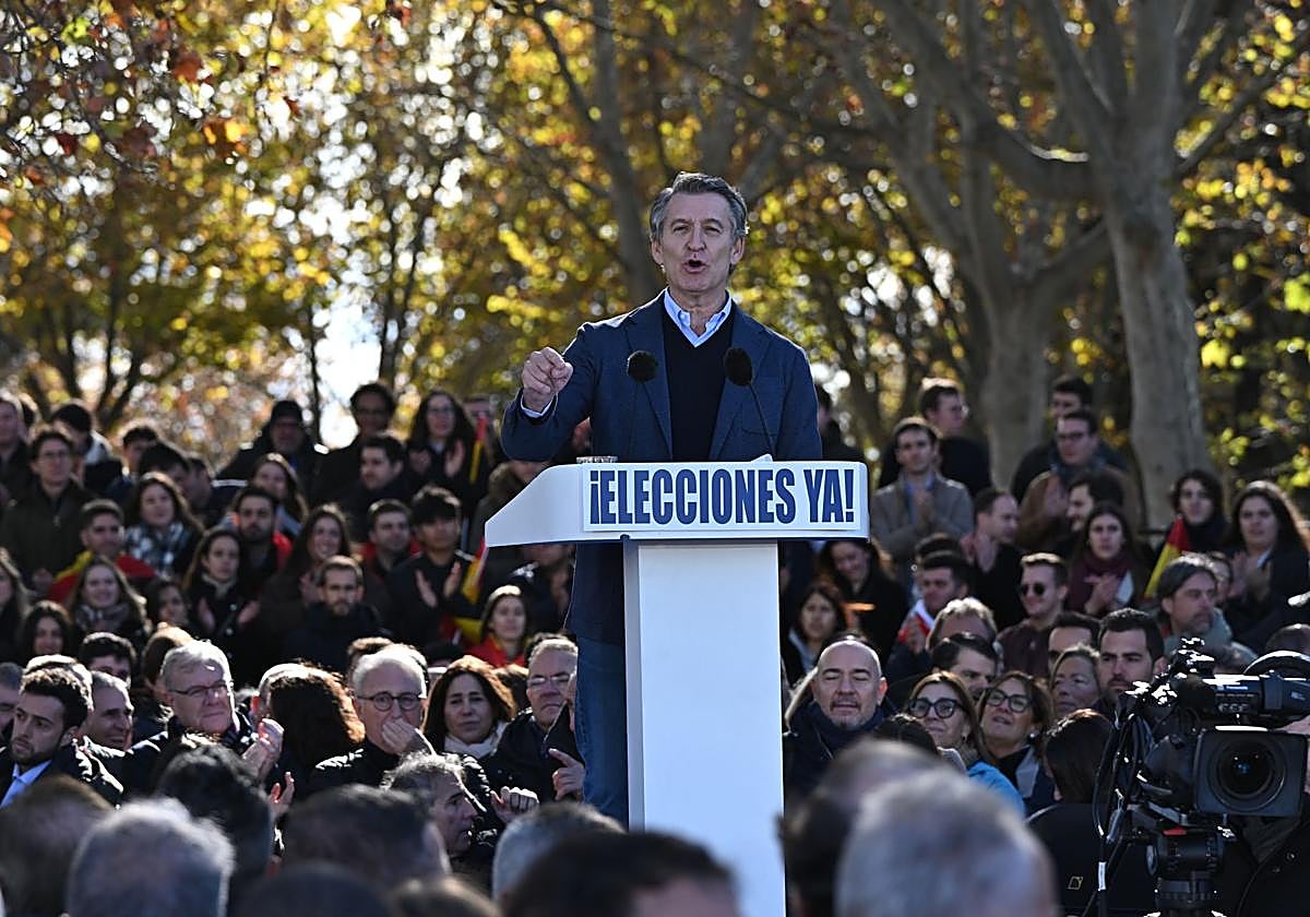 Alberto Núñez Feijóo, ofrece un discurso durante la concentración contra el Gobierno de Pedro Sánchez, convocada por el PP en el Templo de Debod en Madrid.