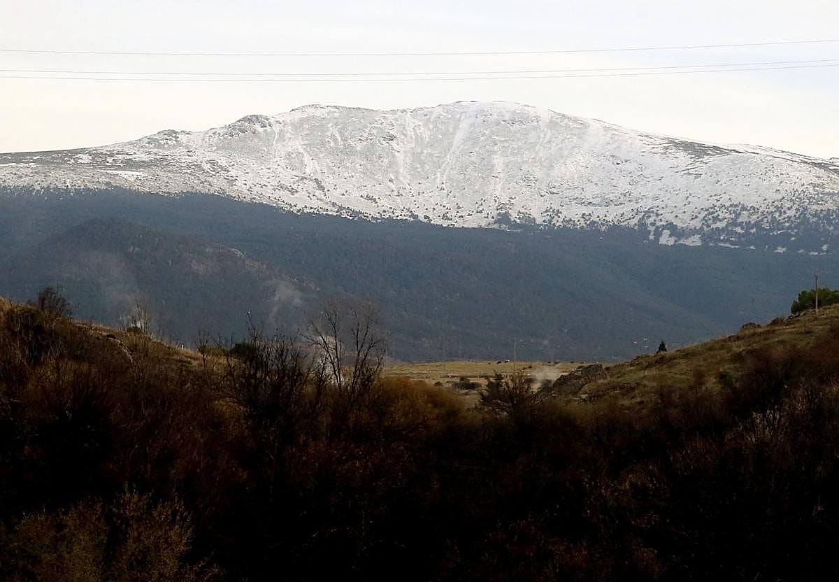 Nieve en la vertiente segoviana de la Sierra de Guadarrama, este lunes.