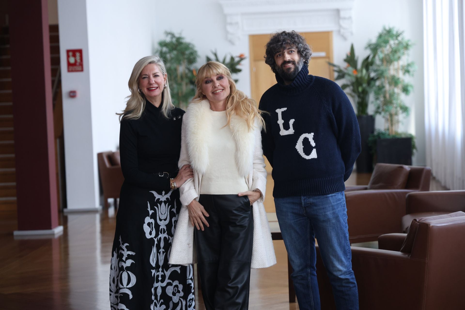 Irene Carvajal, Cayetana Guillén Cuervo y José María Esbec.