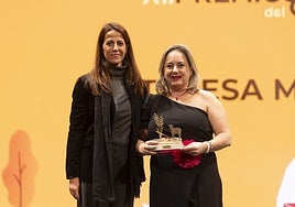 Natalia Fernández Ropero, directora de la unidad de Negocio de Pascual entrega el premio a Teresa Múñoz.