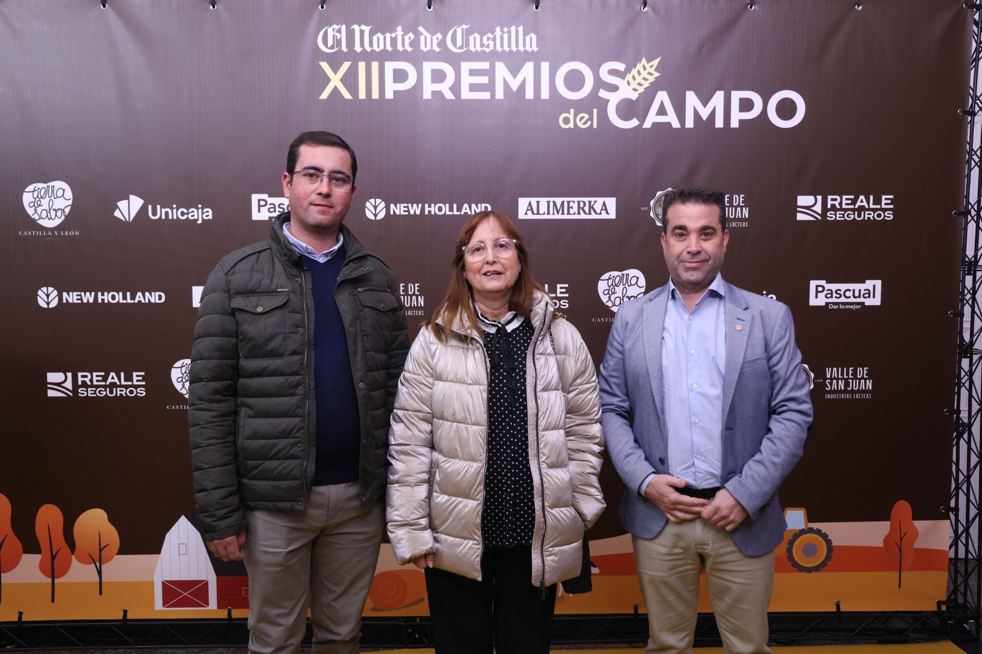 Carlos Cerro y Henar González, del Ayuntamiento de La Pedraja de Portillo y Alberto Sanz, alcalde de Valdestillas.