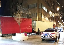 Dos patrullas vigilan la retirada del carrusel de la plaza de San Andrés por la calle Mantería.