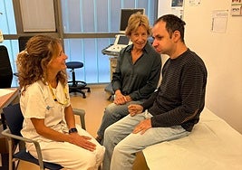 Una de las personas beneficiarias del Programa ASI recibe la atención de los especialistas.