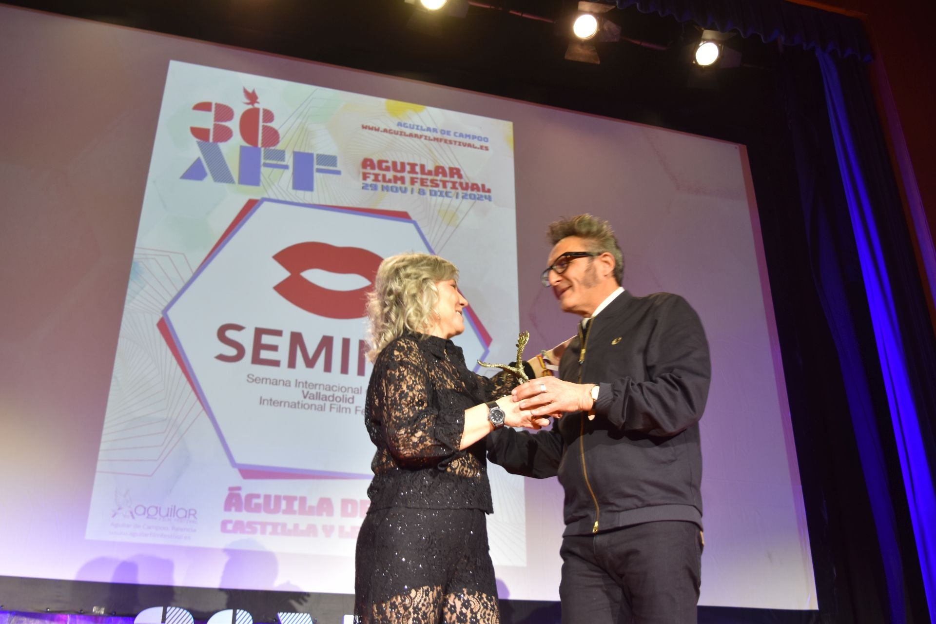 La alcaldesa de Aguilar, María José Ortega, entrega el premio a José Luis Cienfuegos, director la Seminci, anoche en Aguilar. 