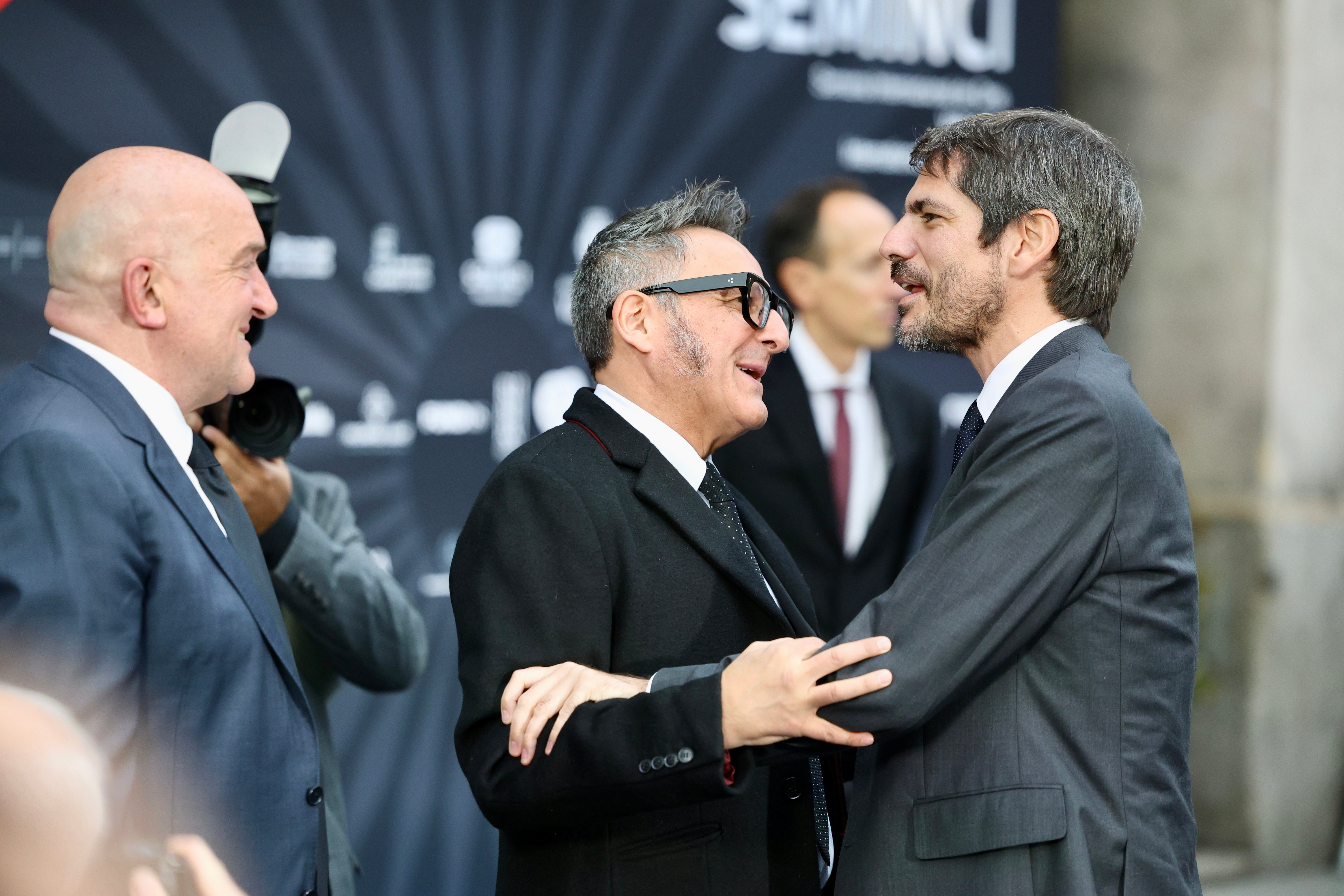 Jose Luis Cienfuegos, director de la Seminci, saluda al ministro de Cultura, Ernesto Urtasun, junto a Jesús Julio Carnero, alcalde de Valladolid.