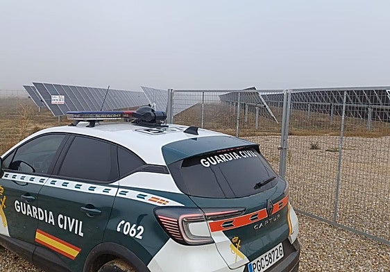 Un vehículo de la Guardia Civil junto a una planta fotovoltaica.