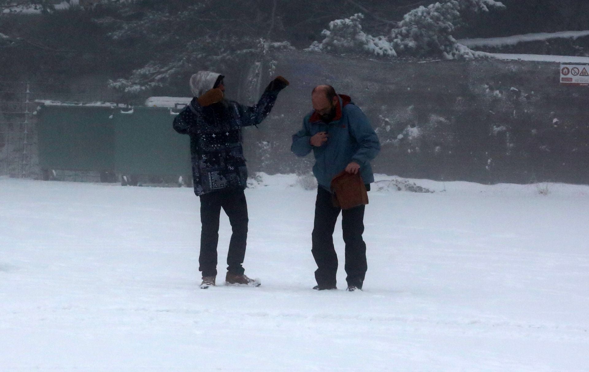 La nieve alfombra la sierra