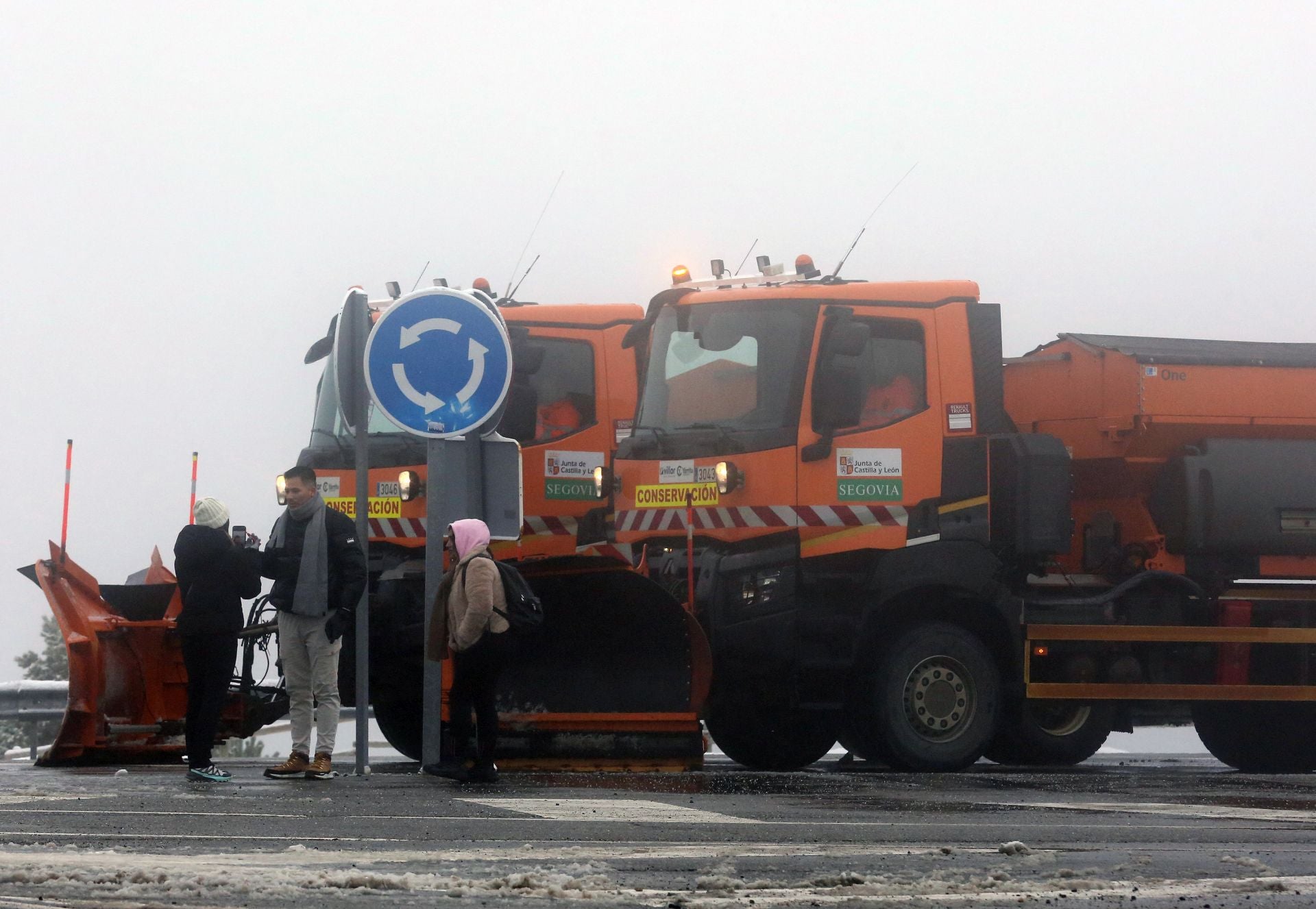 La nieve alfombra la sierra