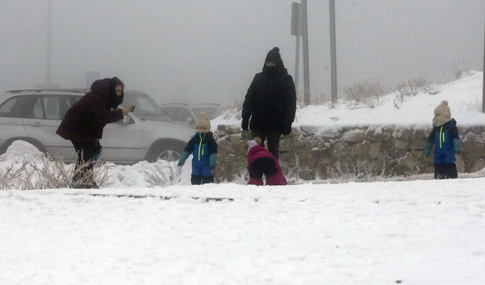 La nieve alfombra la sierra