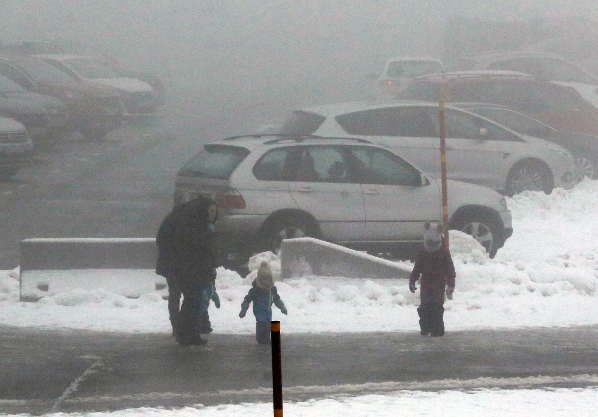La nieve alfombra la sierra