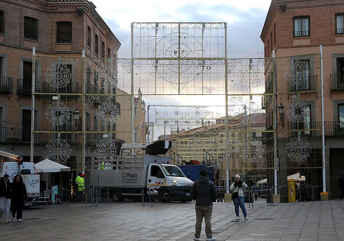 Instalación del pórtico de luz en el Azoguejo.